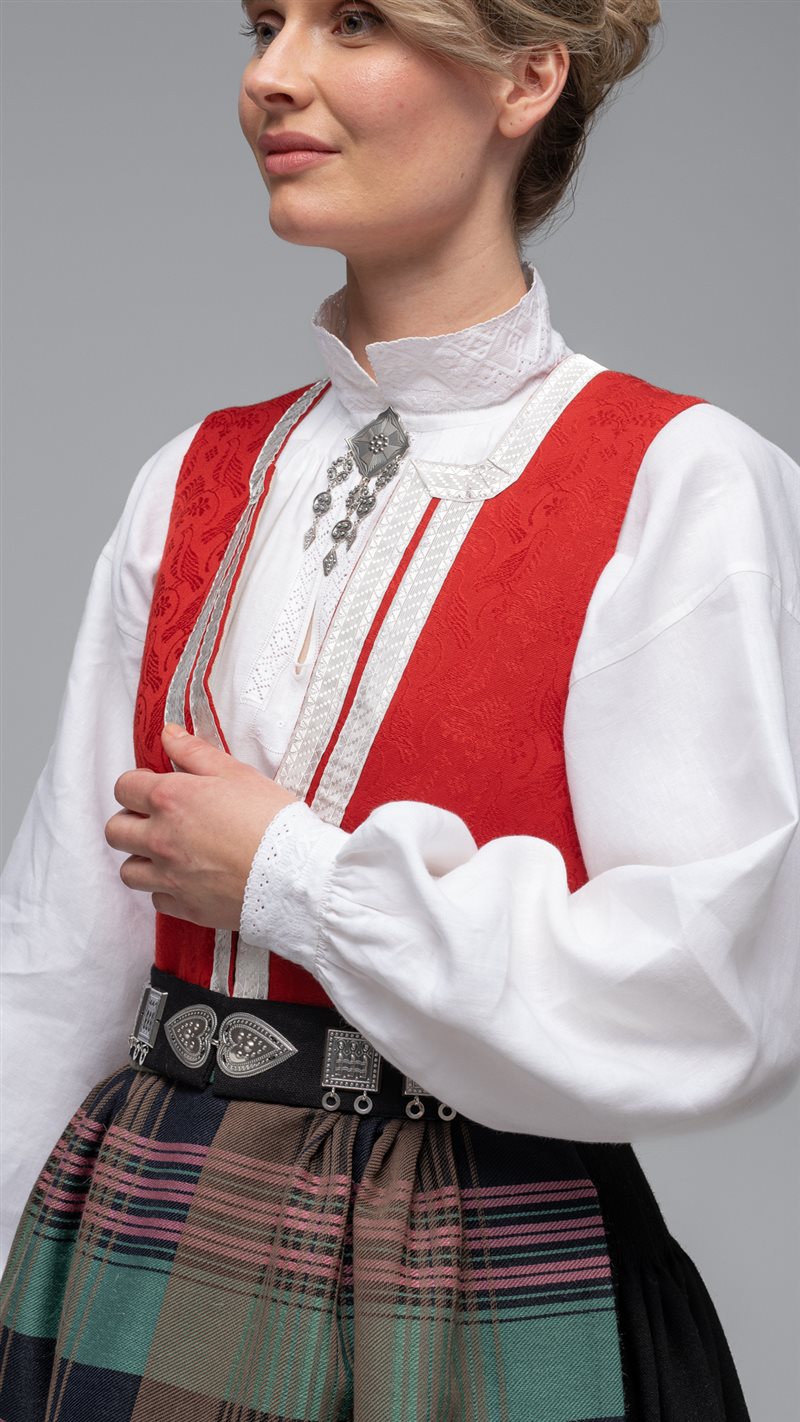 Bilde av Rød vest, brodert skjorte og sølv til Kvinnebunad fra Nordmøre