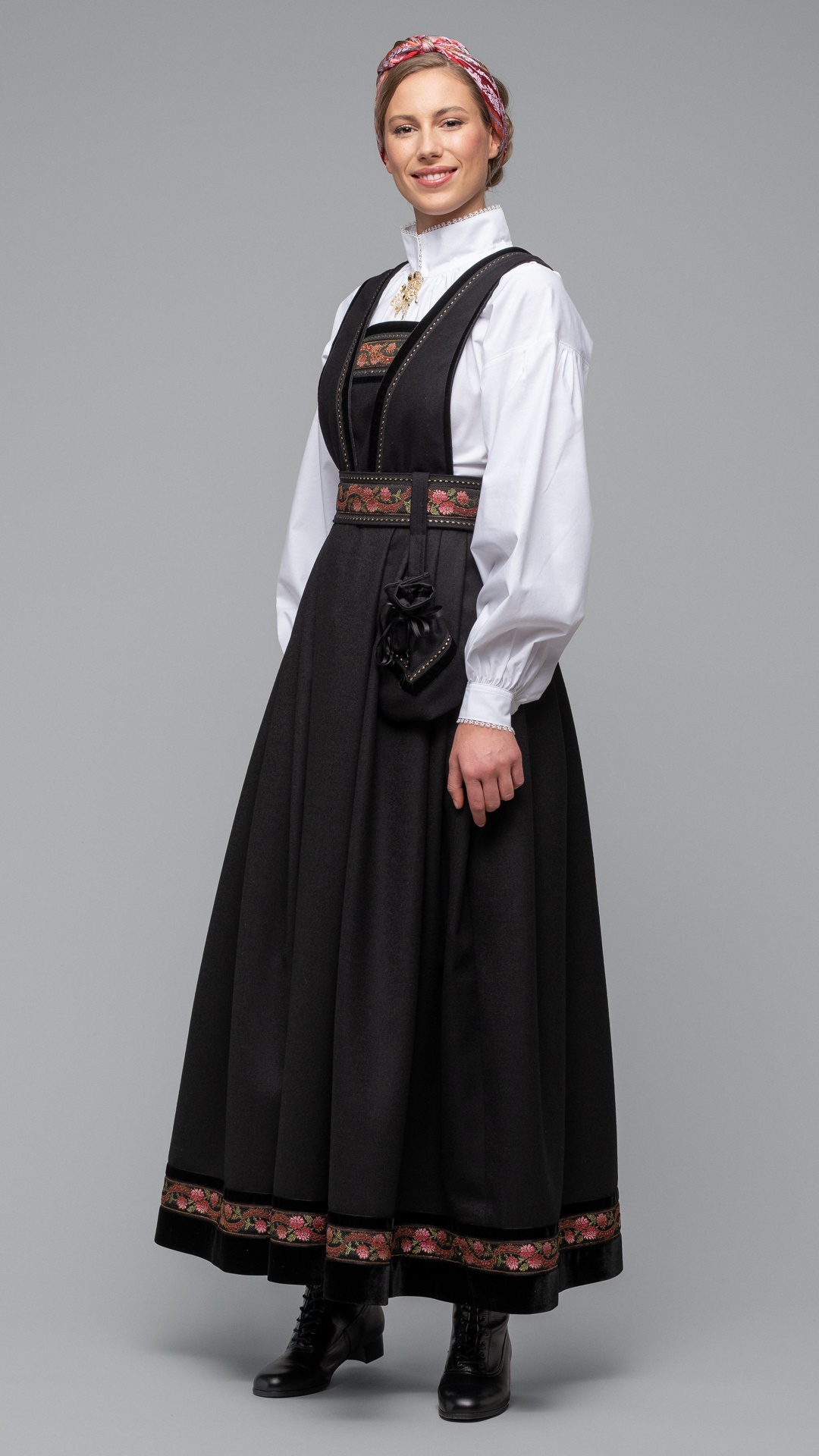 Bilde av Svart bringedrakt