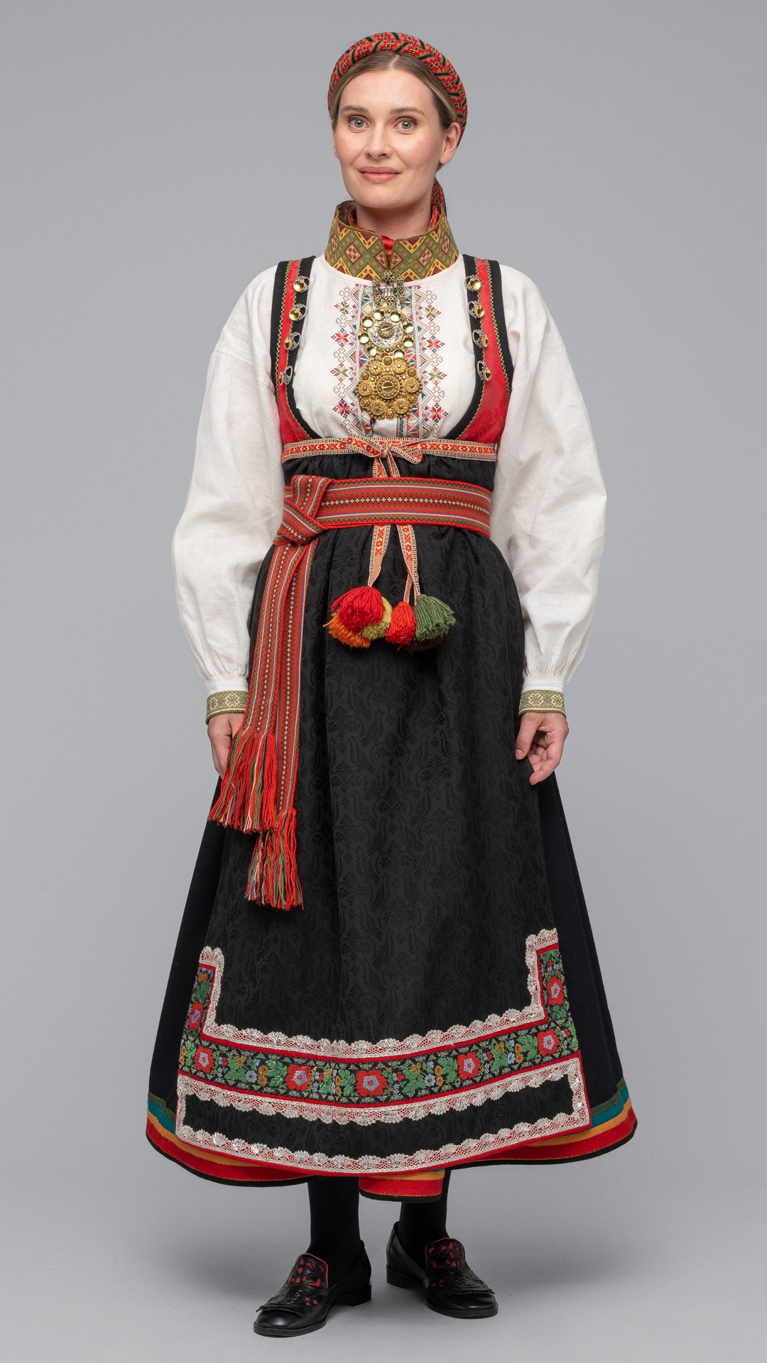 Bilde av Gammel Raudtrøyebunad fra Øst-Telemark mod fra Porsgrunn