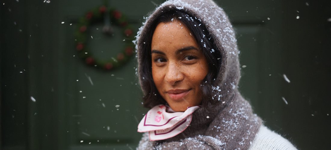 Pledd, tøfler og pute på stol i frosten