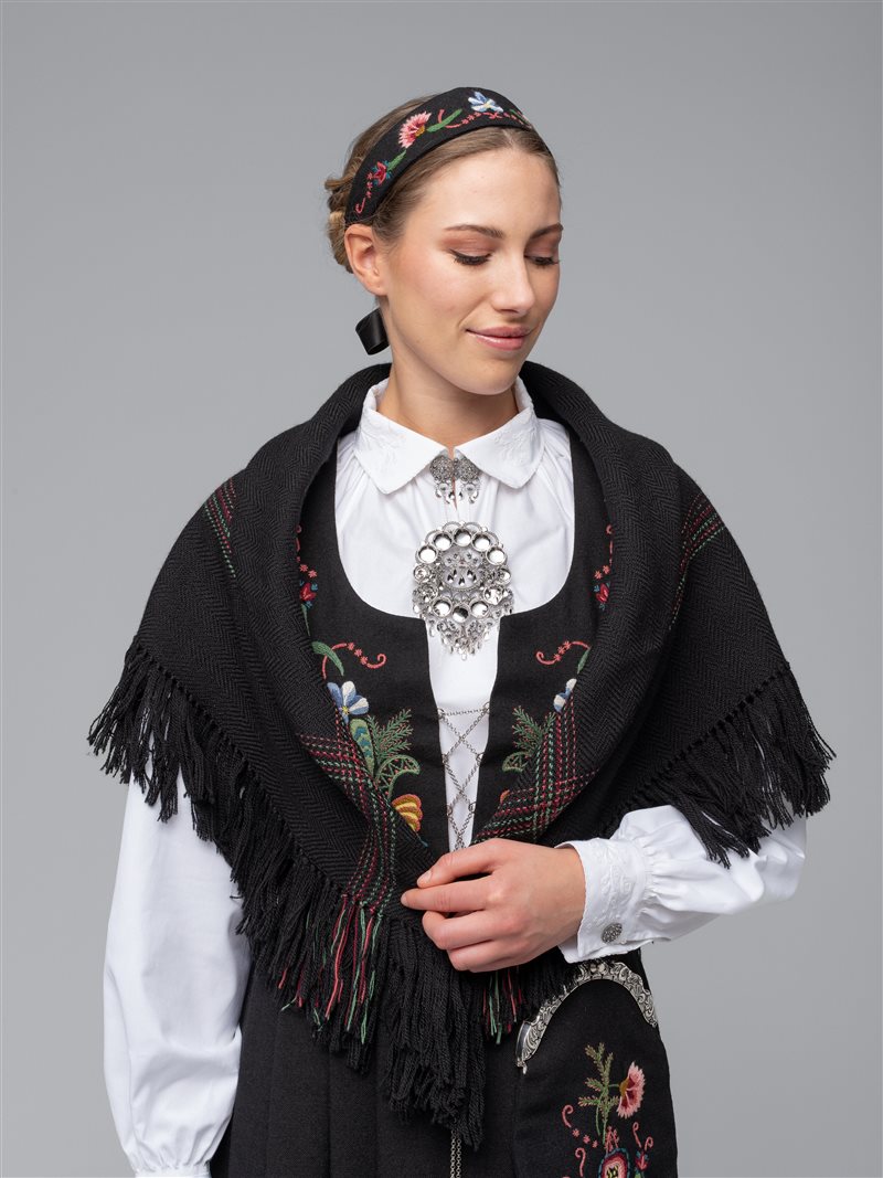 Bilde av Ringeriksbunad med sjal, hårbånd og søljer fra Sylvsmidja