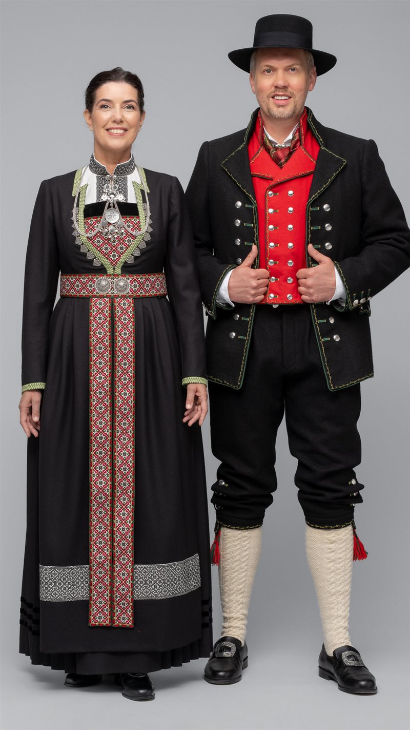 Bilde av Hardanger Kvam med Jakke og hatt, vinterbunad dame