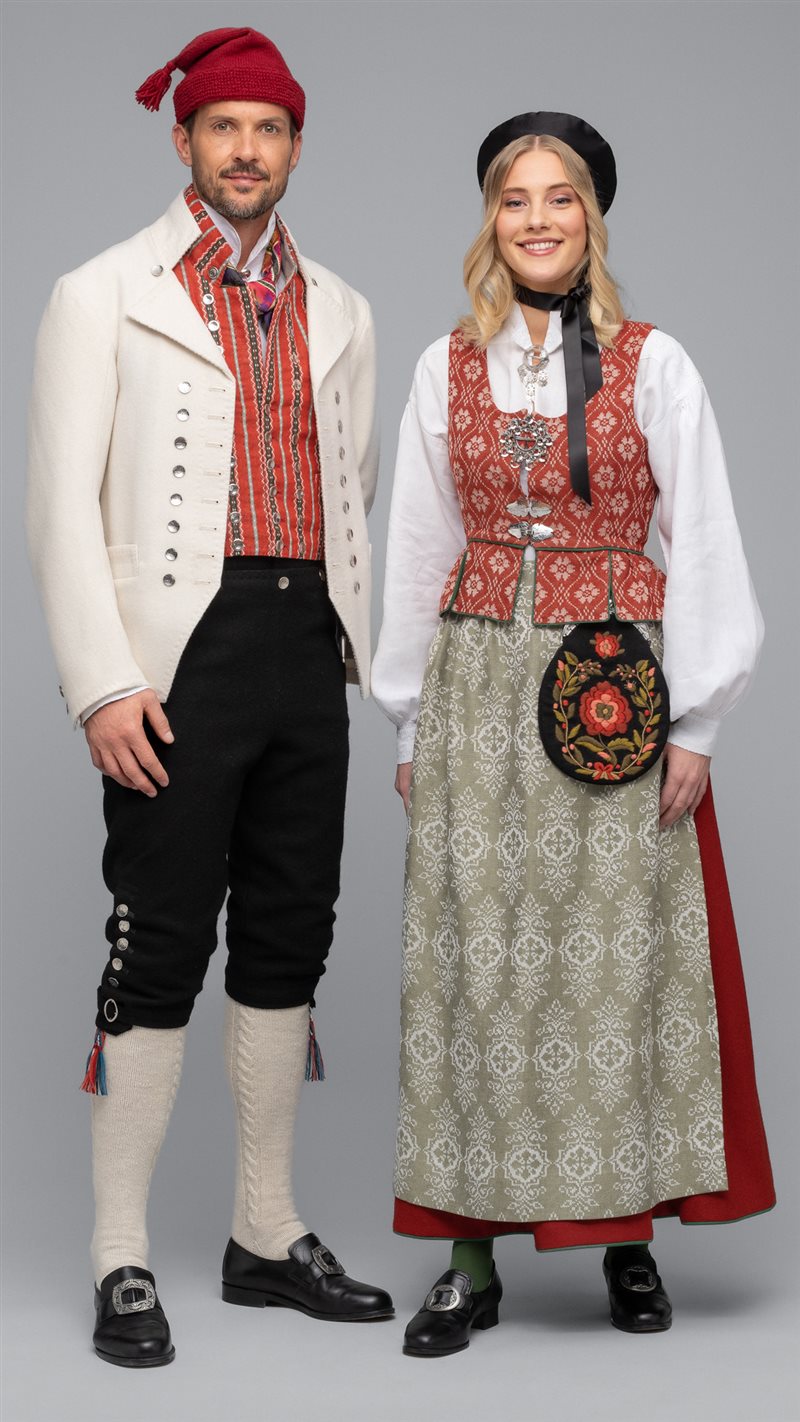 Bilde av Herre Gauldal sammen med Trønderbunad rød dame