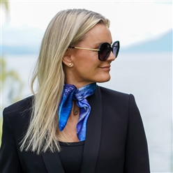 Bilde av Silkesjal Over the seven seas blue, 65x65 cm