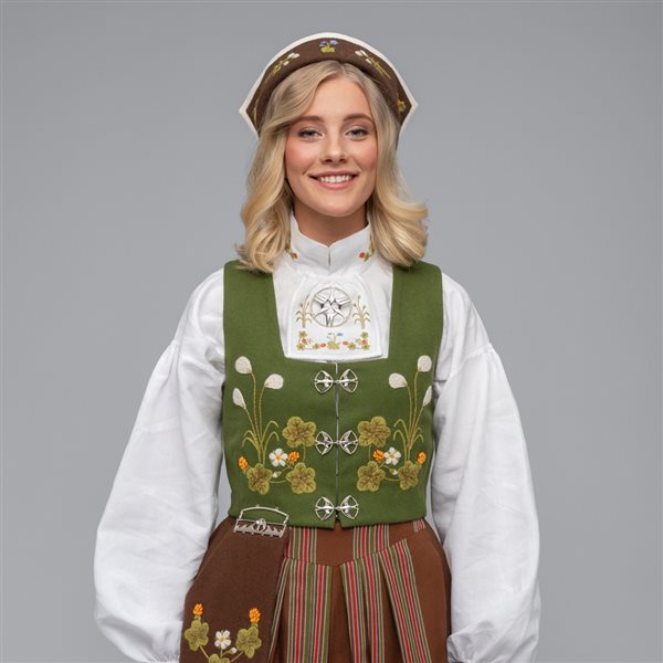 MATERIALPAKKE VEST FERDIG BRODERT, TIL SENJA FESTDRAKT FOR KVINNER