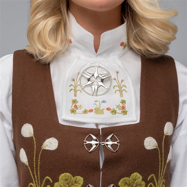 PRØVELAPP TIL BRODERING AV SENJA FESTDRAKT