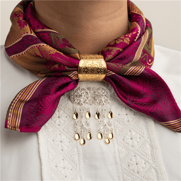 Skjerfring med gravert mønster