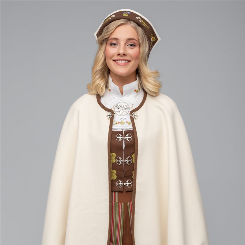 KOMPLETT MATERIALPAKKE BRODERT, TIL SENJA FESTDRAKT FOR KVINNER