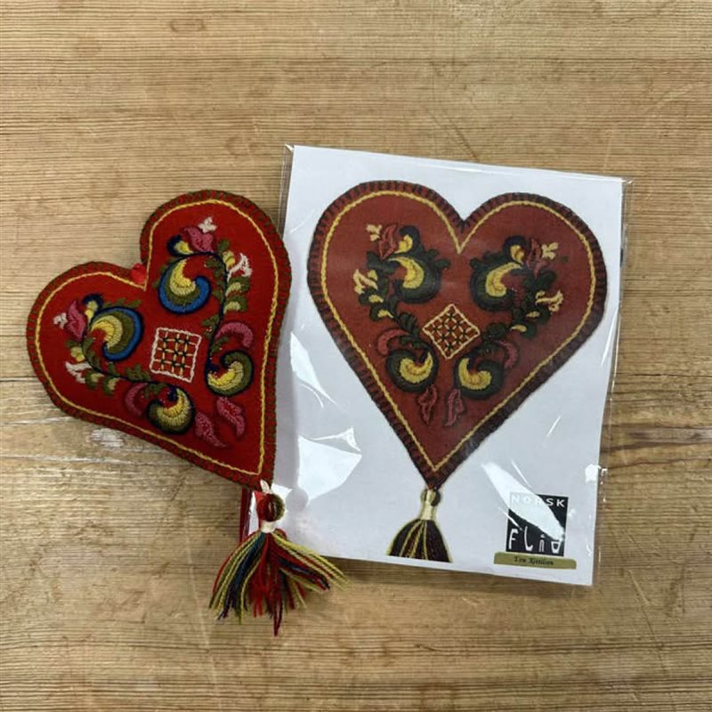 Rødt hjerte Nr. 2 Broderi Materialpakke Nålepute 