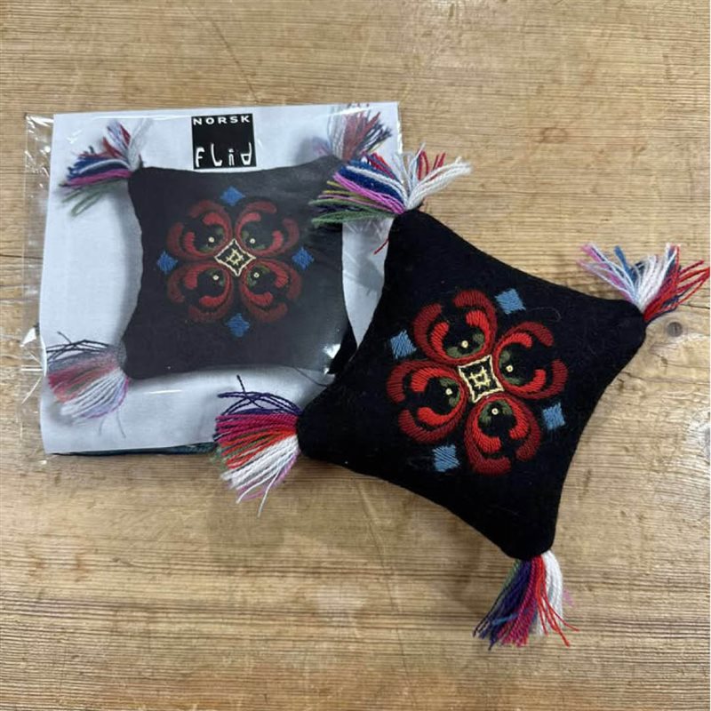 Svart Nålpute Nr.1 Broderi Materialpakke