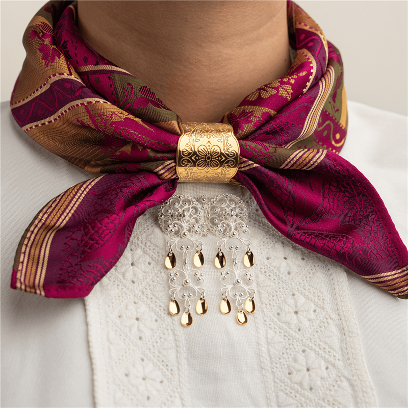 Skjerfring med gravert mønster