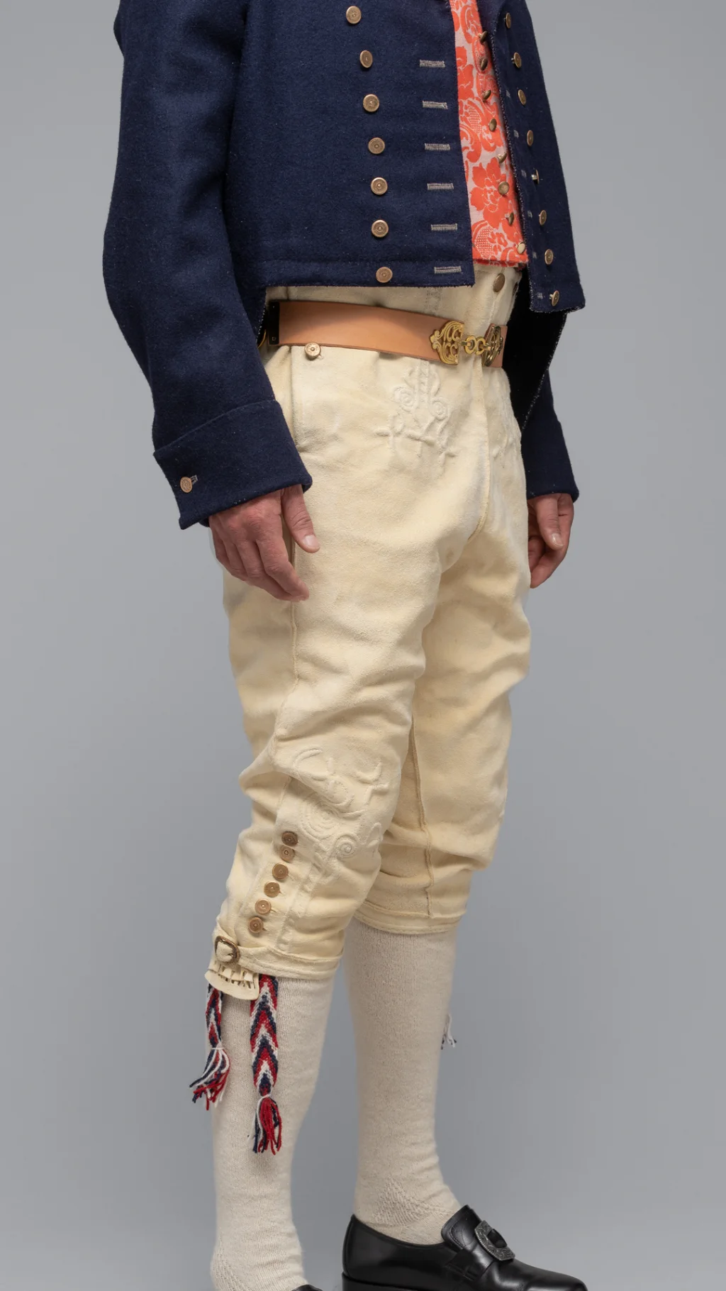 Skinnbukse med detaljer