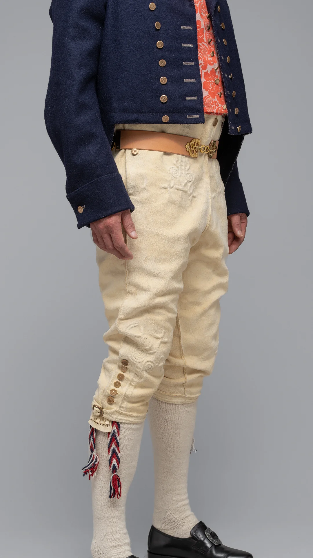 Skinnbukse med detaljer