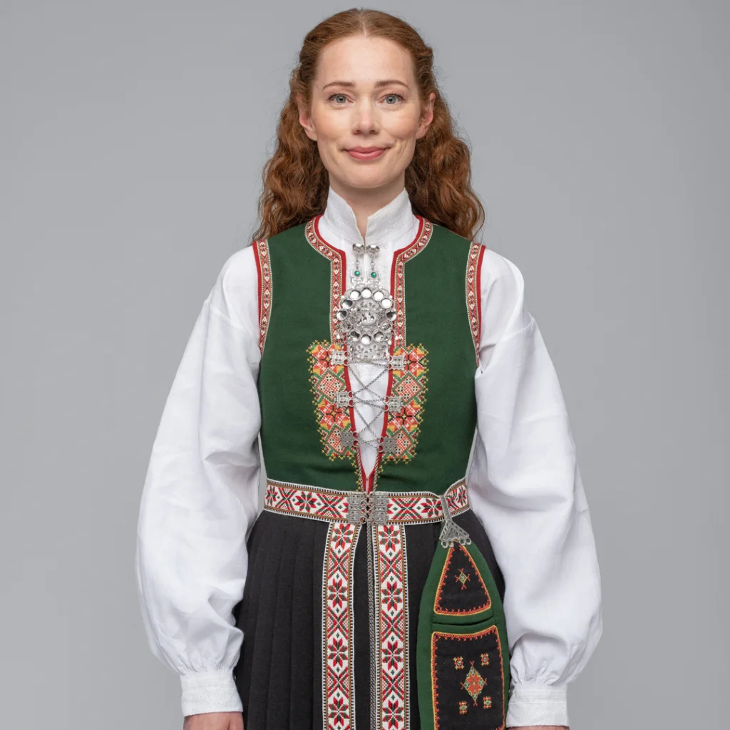 Sunnfjordbunad dame