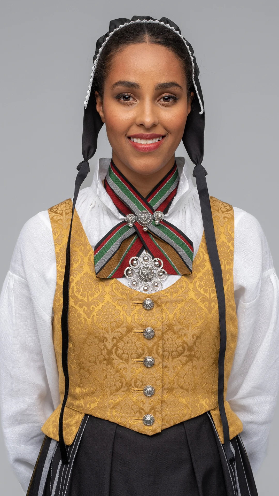 Kryss på rød/gyllen vest