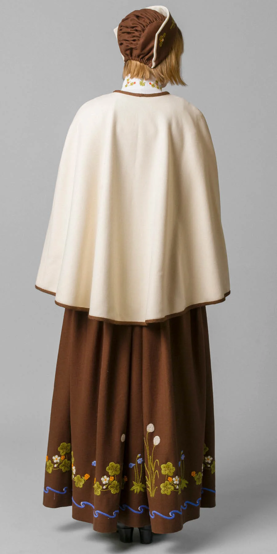 Senja festdrakt brun vest