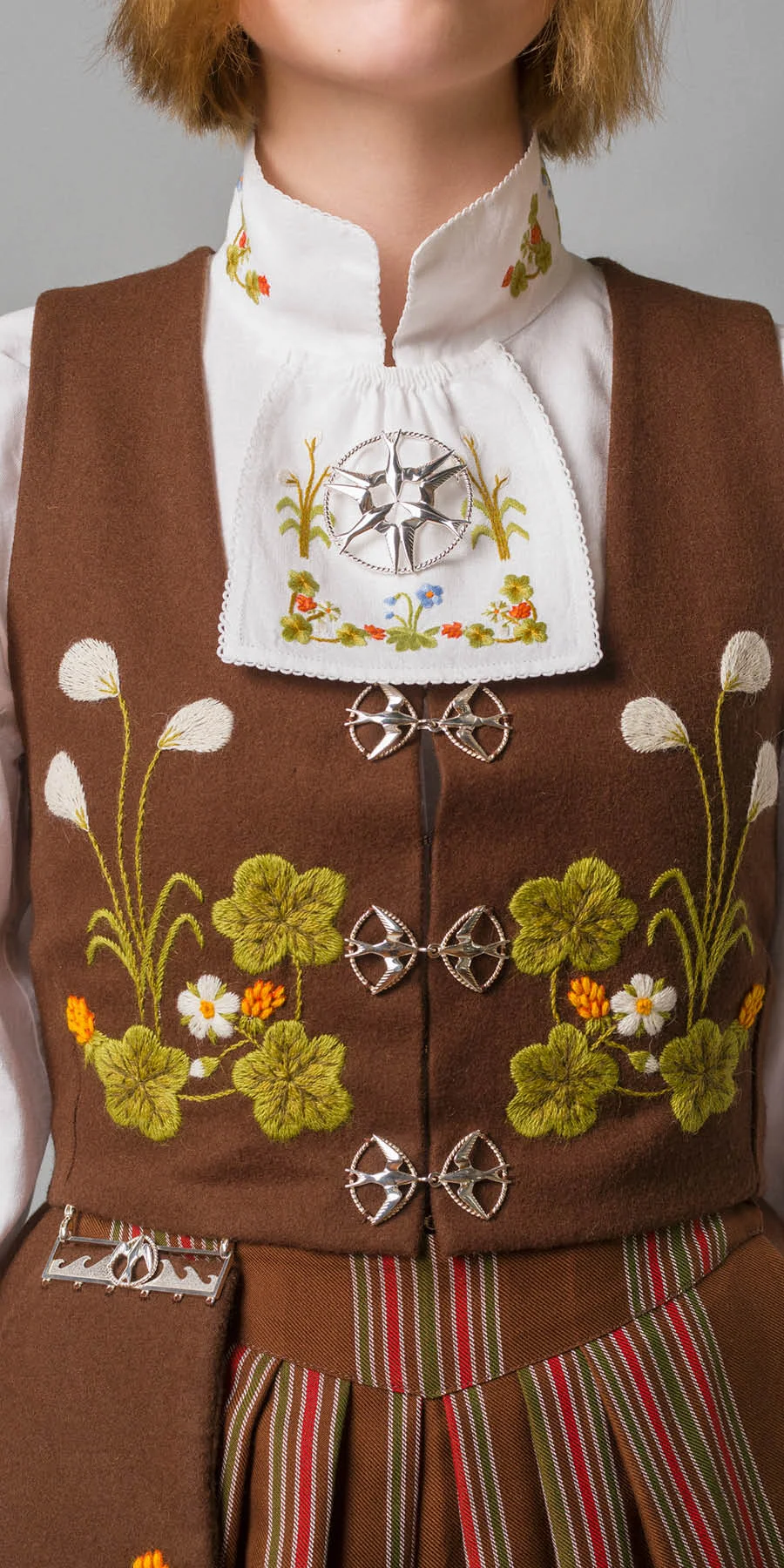 Senja festdrakt brun vest