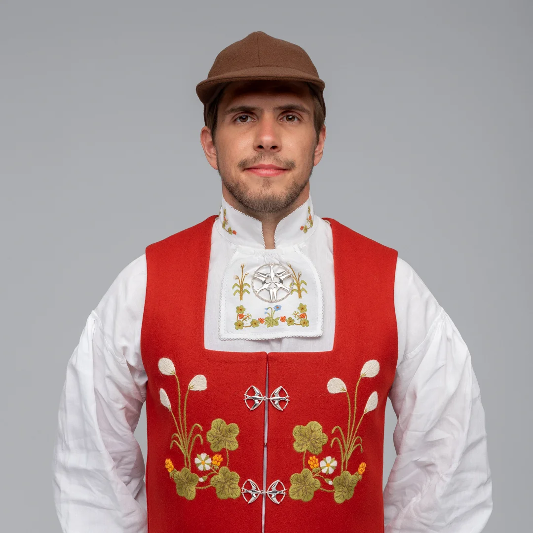 Materialpakke vest ferdig brodert, til Senja festdrakt for herre