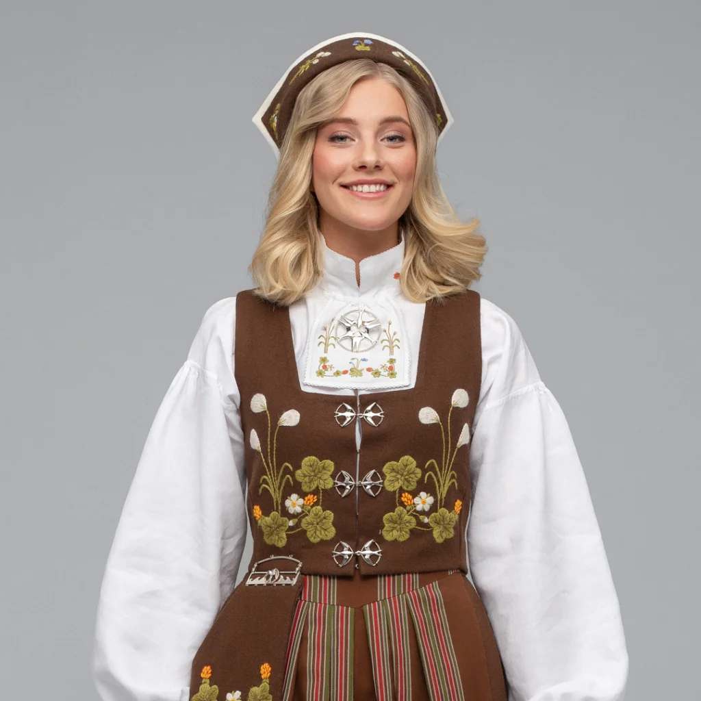Komplett materialpakke brodert, til Senja festdrakt for kvinner - Bilde 4