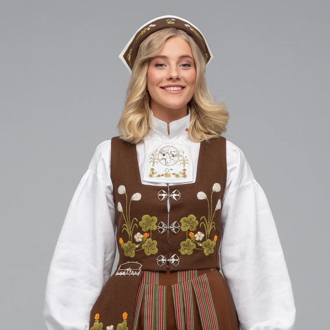 Komplett materialpakke brodert, til Senja festdrakt for kvinner