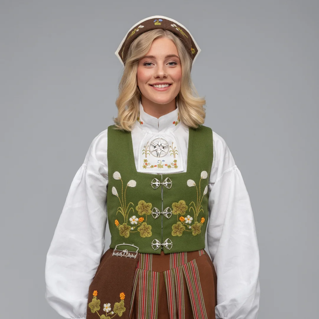 Komplett materialpakke brodert, til Senja festdrakt for kvinner