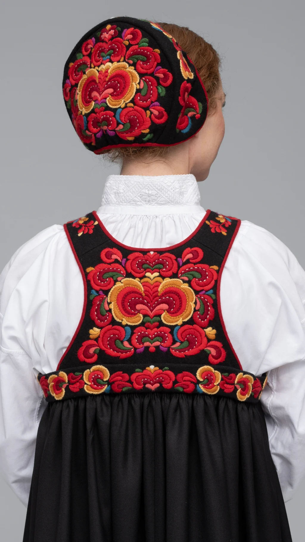 Broderi bakside liv og lue