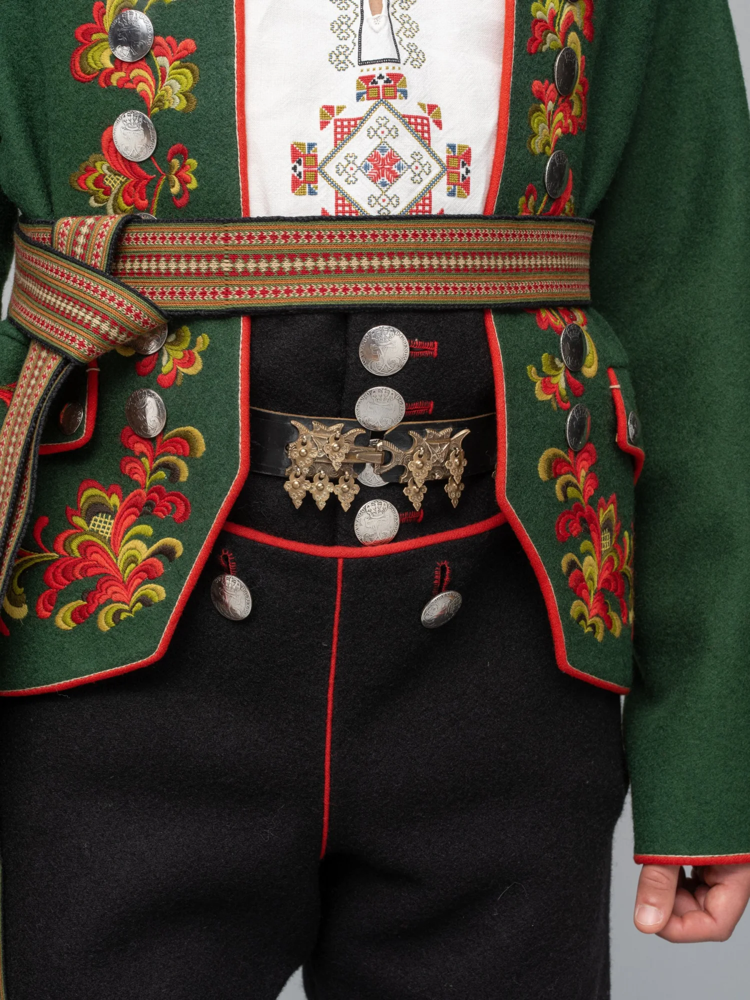 Øst-Telemark Raudtrøyebunad og Øst-Telemark herre fra 1750