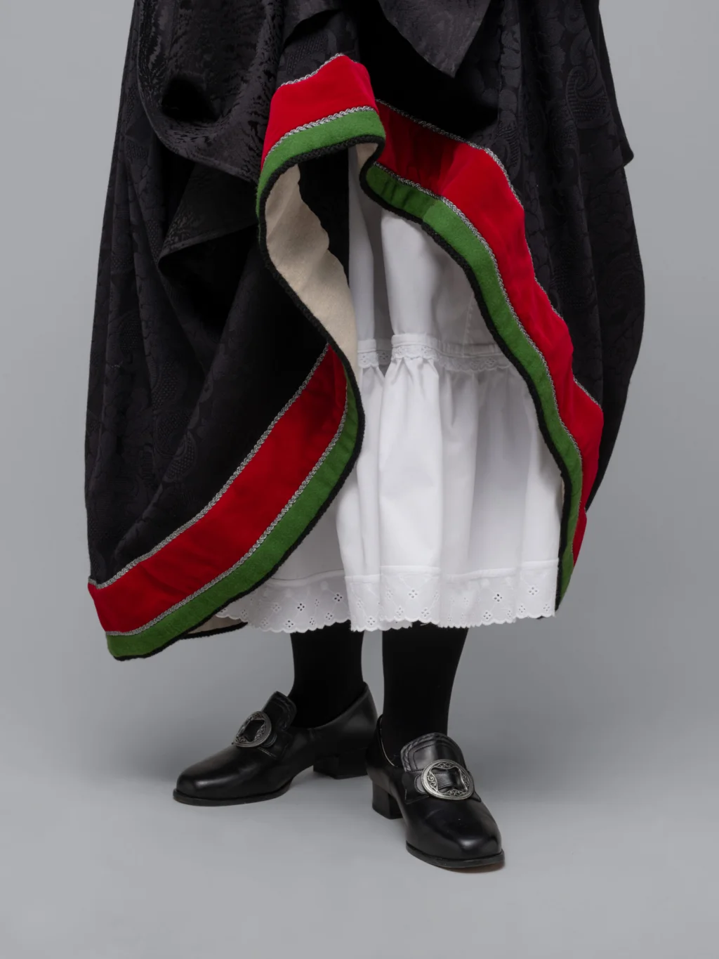 Bunad med rødt fløyelsliv - Bilde 4