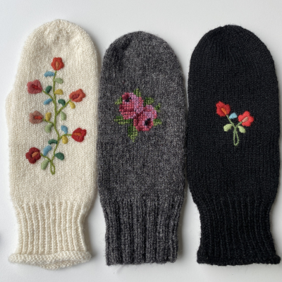 Strikkepakke broderte votter 1
