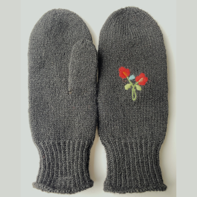 Strikkepakke broderte votter 3