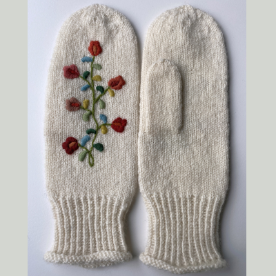 Strikkepakke broderte votter 1