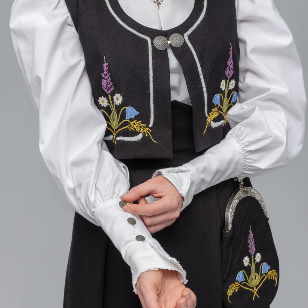 Brodert materialpakke til malangsdarakten for kvinner - Bilde 2