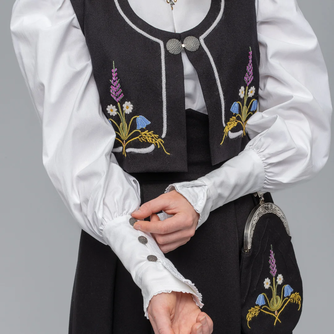 Brodert materialpakke til malangsdarakten for kvinner