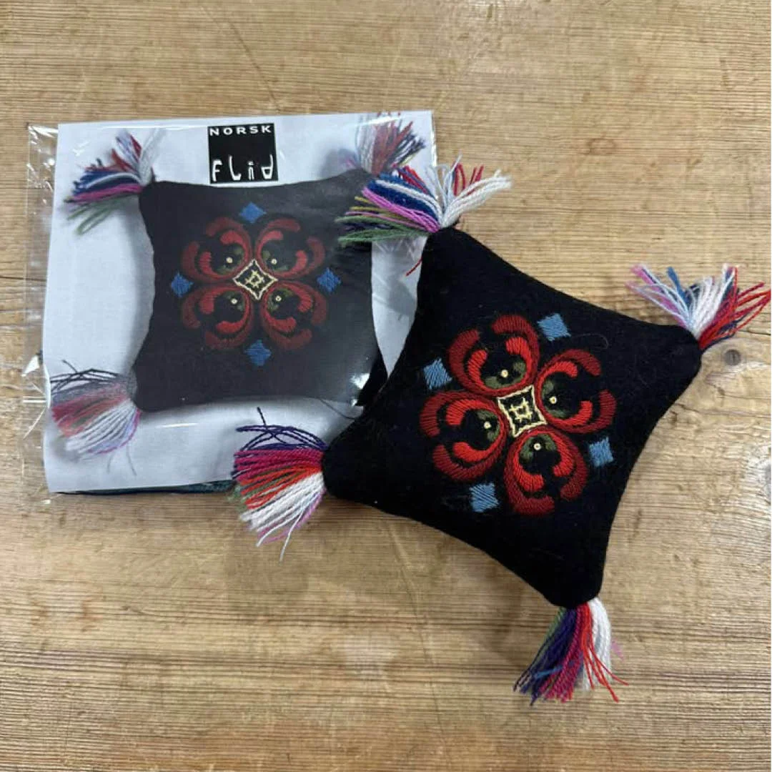 Svart Nålpute Nr.2 Broderi Materialpakke