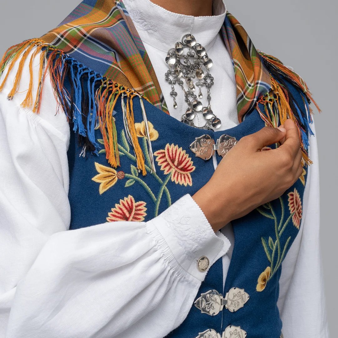 Materialpakke brodert nordlandskjorte i lin