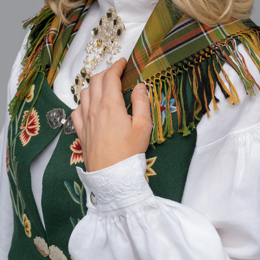 Materialpakke brodert nordlandskjorte i lin