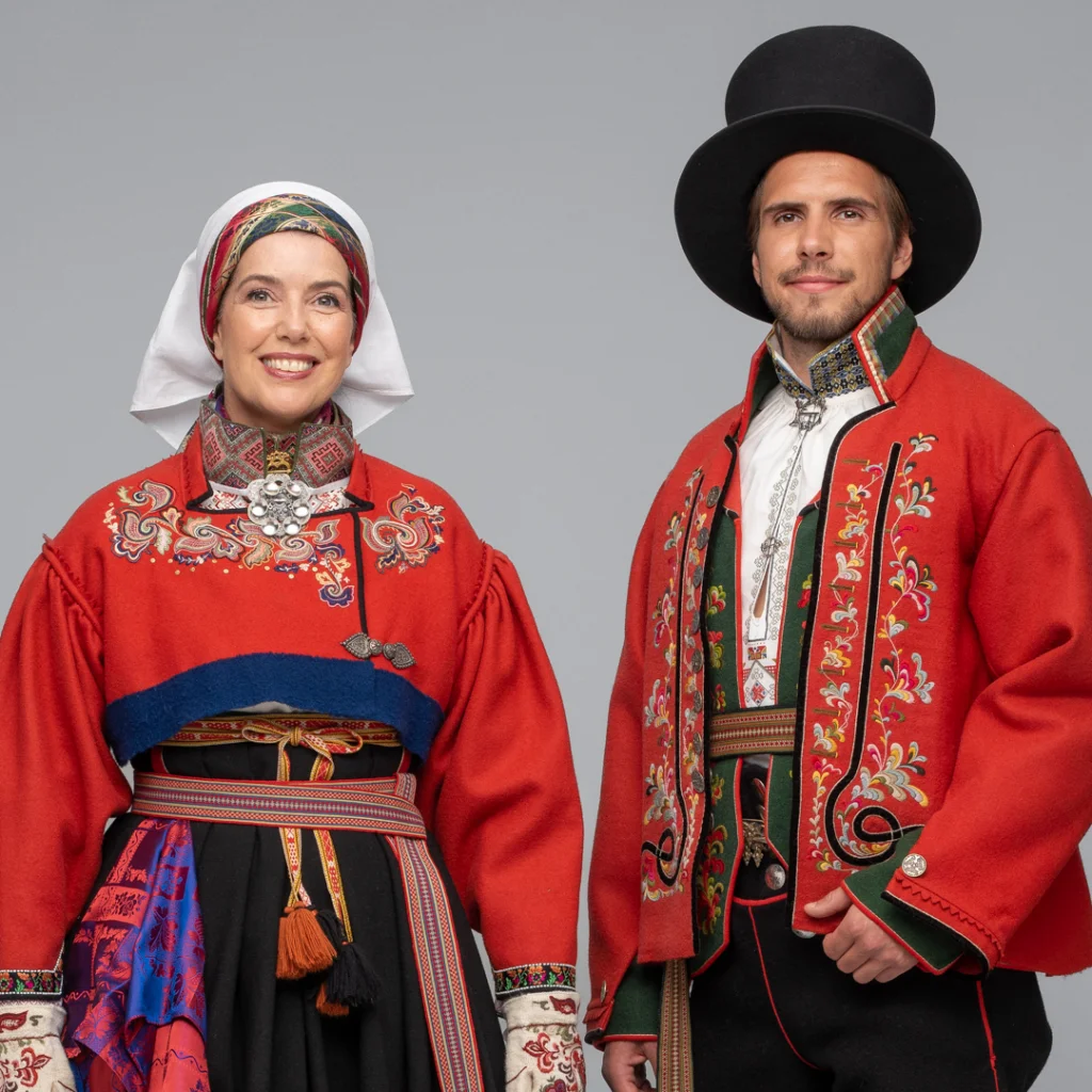 Øst-Telemark Raudtrøyebunad og Øst-Telemark herre fra 1750 - Bilde 1