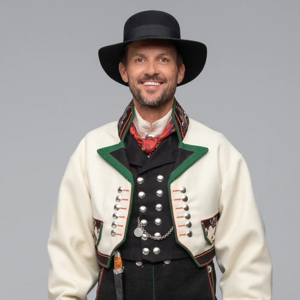 Øst-Telemark gråtrøyebunad