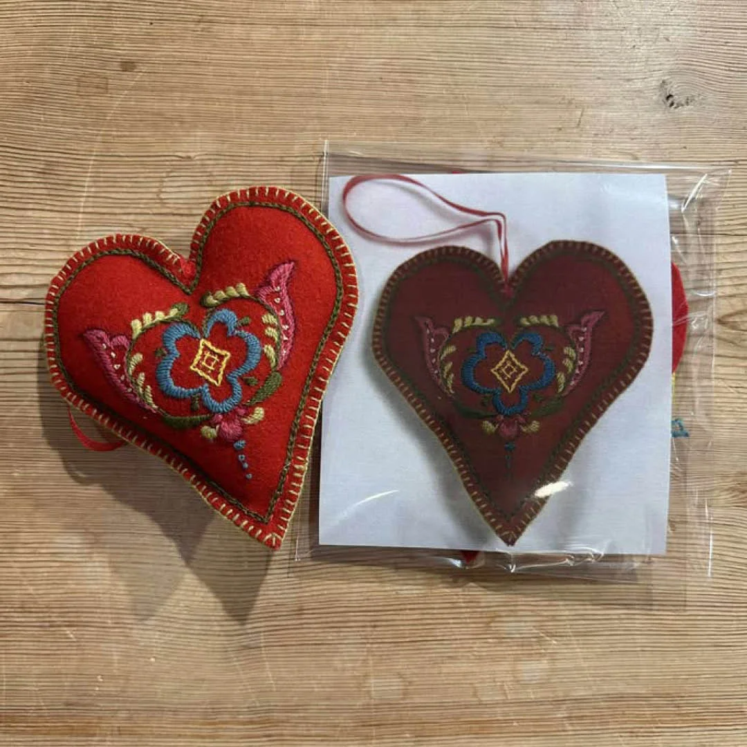 Rødt hjerte Nr. 2 Broderi Materialpakke Nålepute