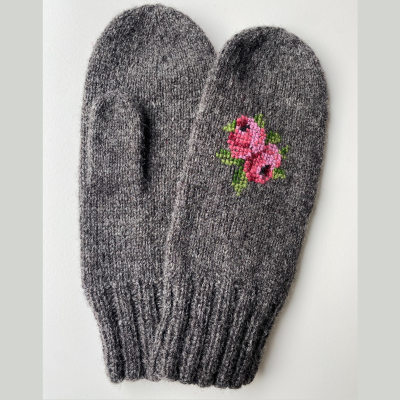 Strikkepakke broderte votter 2
