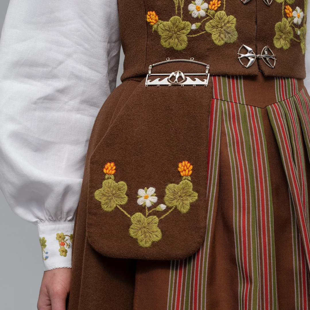 Komplett materialpakke brodert, til Senja festdrakt for kvinner