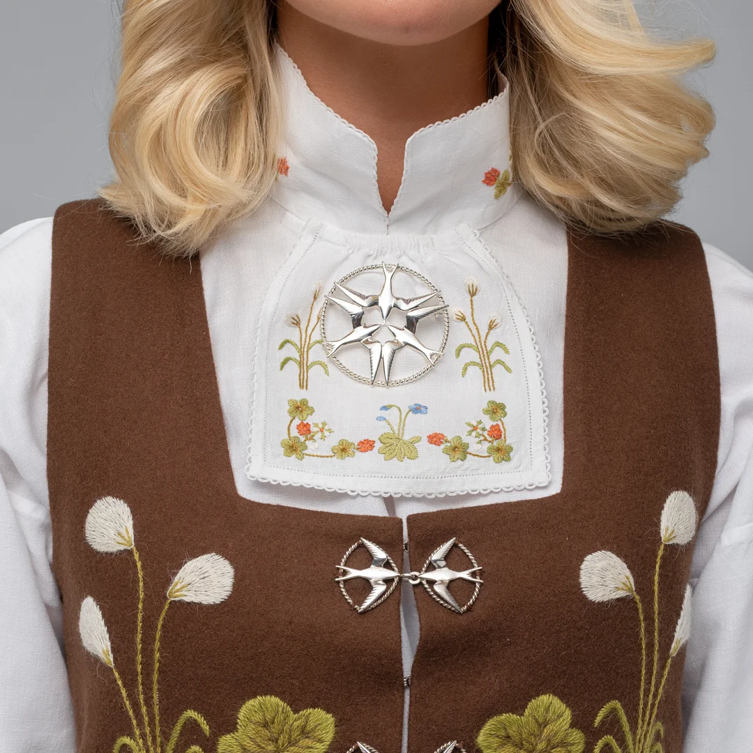 Komplett materialpakke brodert, til Senja festdrakt for kvinner