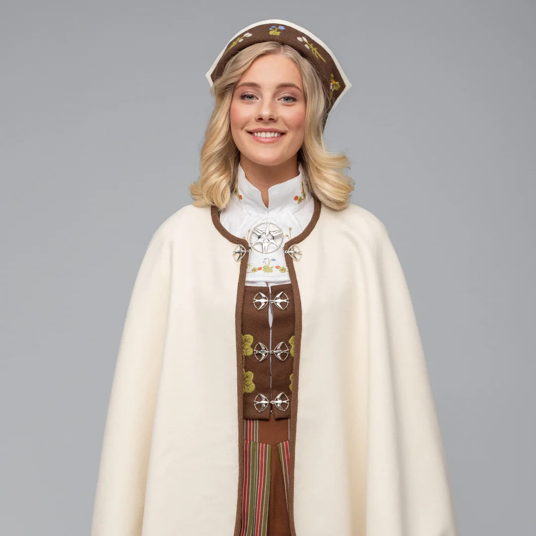 Komplett materialpakke brodert, til Senja festdrakt for kvinner