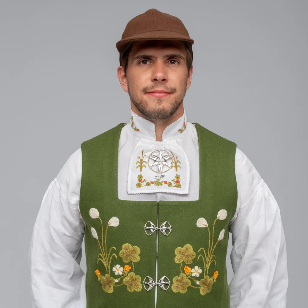 Materialpakke vest påtegnet, til Senja festdrakt for herre - Bilde 1