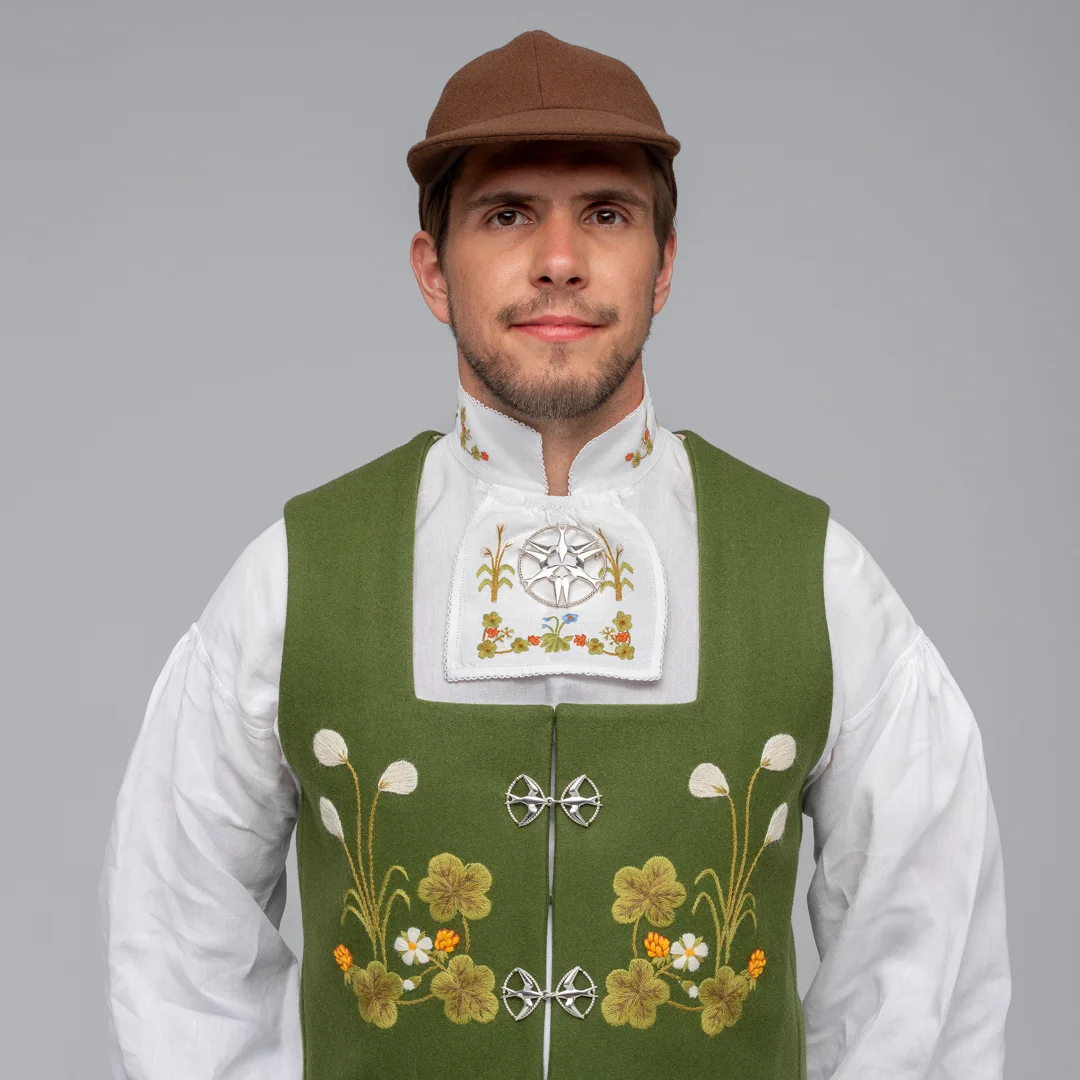 Materialpakke vest påtegnet, til Senja festdrakt for herre