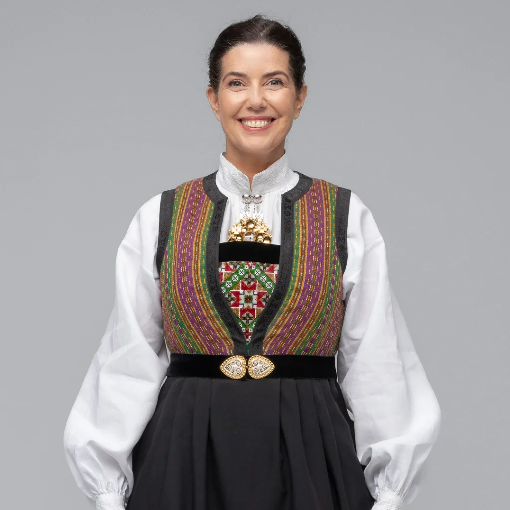 Rekonstruert kvinnebunad fra Sotra, 1850 - Bilde 1