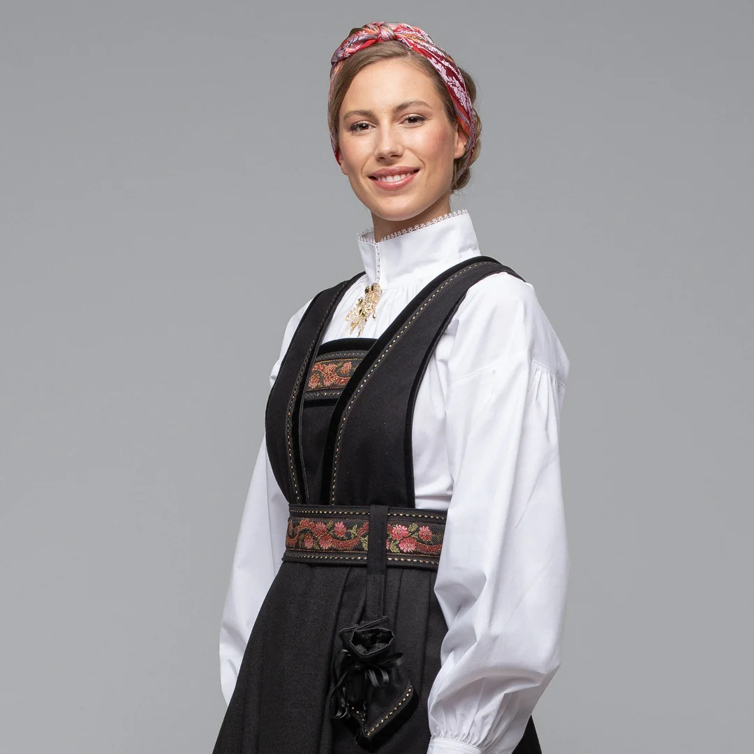 Svart bringedrakt
