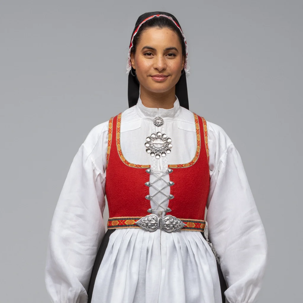 Vestfoldbunad 1956 modell rød sort