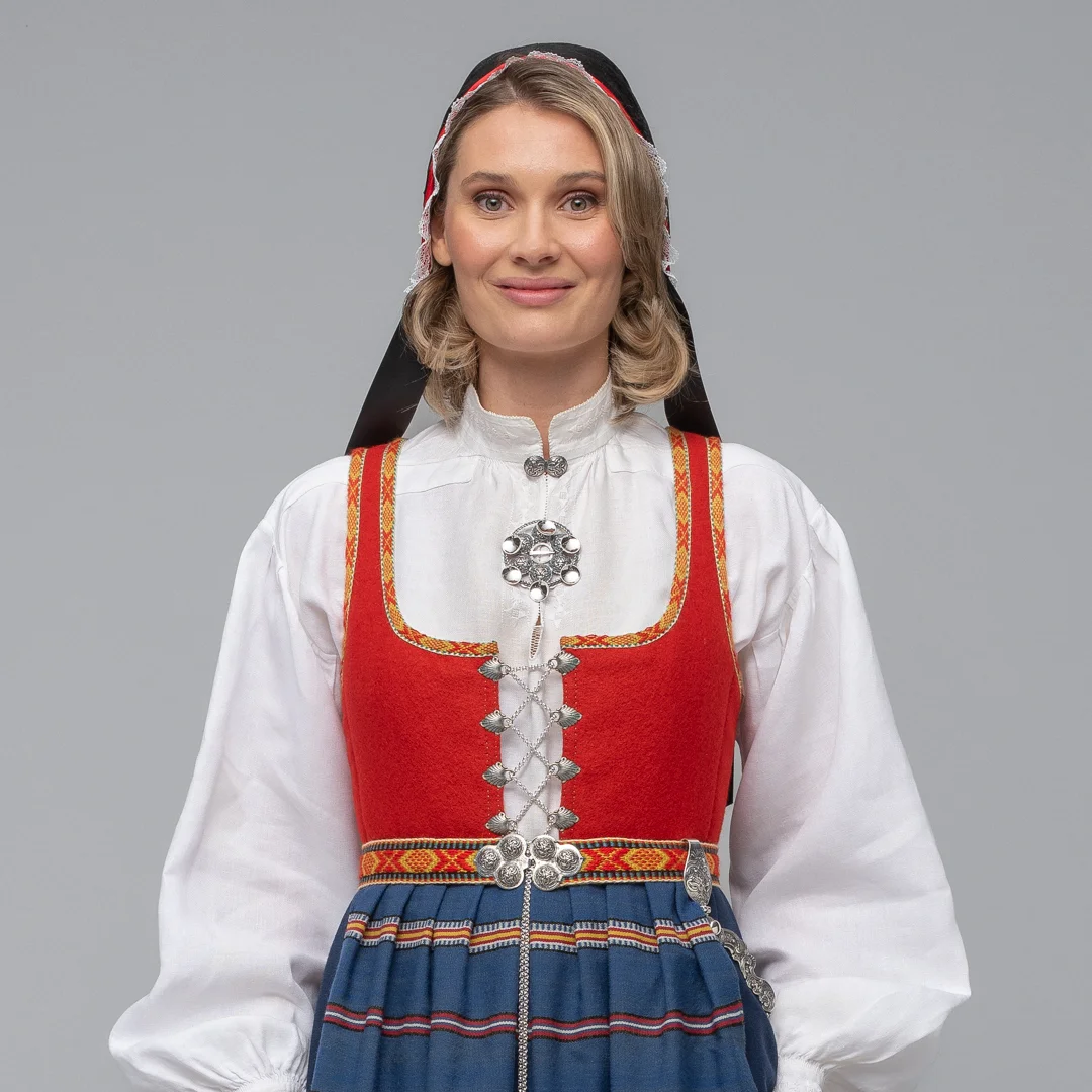 Vestfoldbunad 1956 modell rød blå