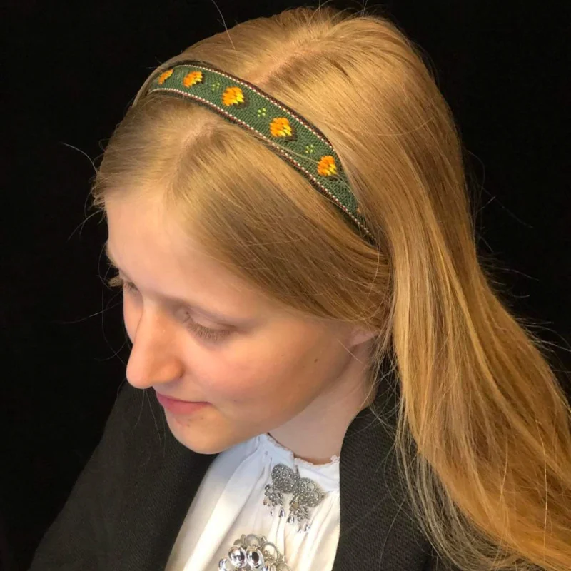 Vevd bånd med rose fra Den gamle ringeriksdrakten